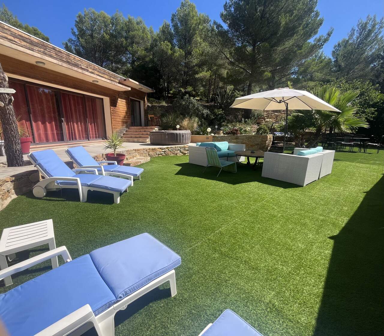 Jardin, terrasse et espace lounge extérieur de la Villa Coda